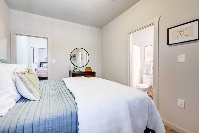 Bedroom - Arlington Cottages & Townhomes Private Room (Female Only)