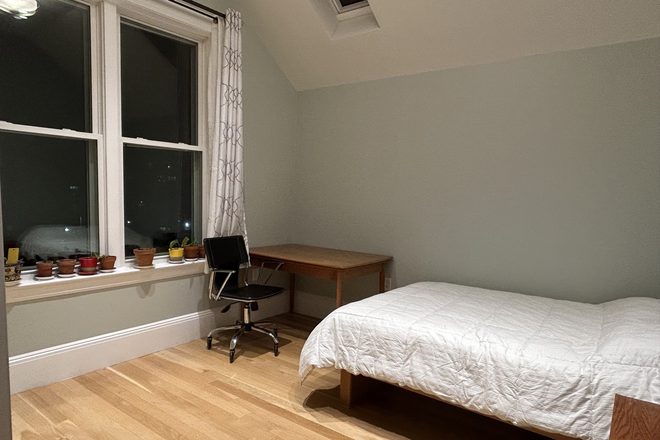 3rd floor bedroom - $900 - 2 Bedrooms available in beautiful, spacious 5 Bedroom, 9 room home (Davis/Teele)