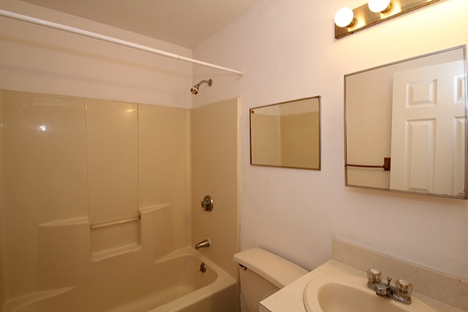 Bathroom - 4 Bedroom, Huge Yard, Quiet Neighborhood! House
