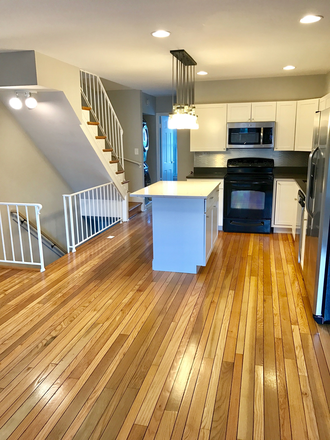 kitchen - Wow location! Across from GW University/Hospital /Metro Foggy Bottom. Townhome