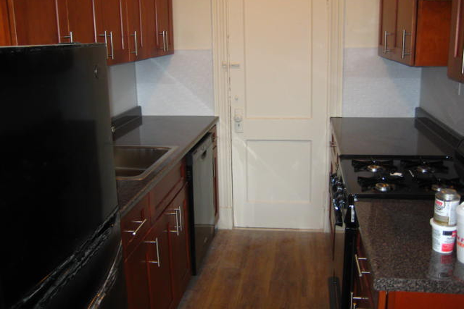 Hub Realty - Huge front one bedroom split, in Fenway Apartments