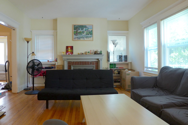 bostonrealtyonline.com - Brookline Beauty with Space to Spread Out and Parking Included Apartments