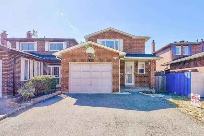 house - [7 Mins to UTM ; 5 Mins to SquareOne/Golden Square] 3 Beds/1.5 Bath/2 Parking