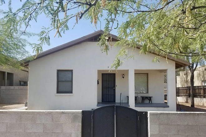 Street view - 3 Blocks from U of A!!!