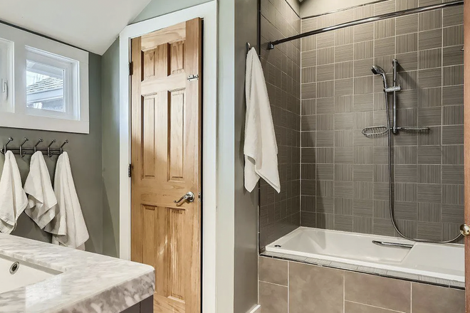 Bathroom - Spacious Loft in North Boulder, close to Ideal Market, hiking trails, easy bike ride to campus.