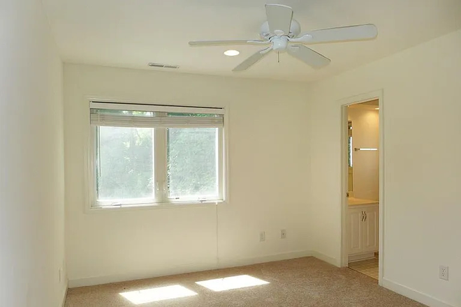 Upstairs bedroom 3 - SUMMER SUBLEASE - 15 minutes walk to campus