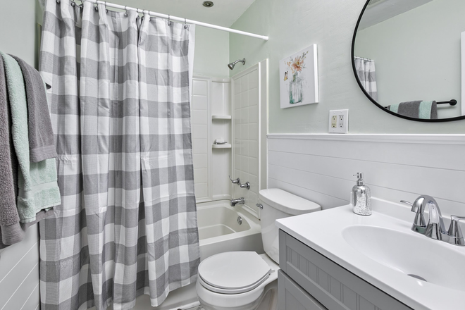 Bathroom - Charming 3 Bed / 1 Bath in Near West End House