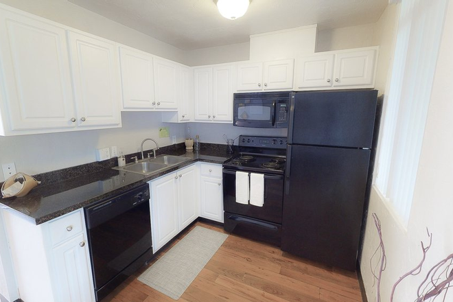 kitchen - Capri Canterbury 2 bedroom apartment 2 blocks from campus