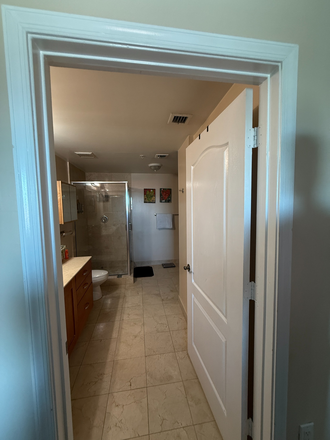 Master bathroom - A Gem, 2/2, 2 reserved parkings, pool, controlled access... Apartments