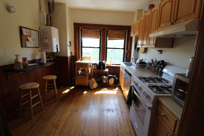 1 - Spacious top floor apartment 2 blocks from the Porter T.