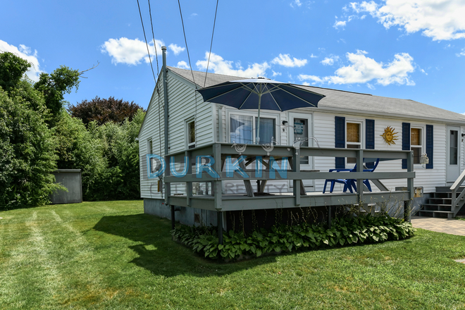 Exterior - Cozy 2 Bedroom House with Large Yard