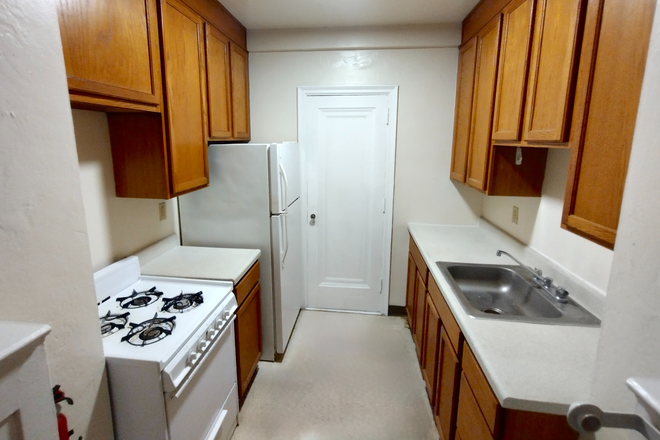 Kitchen - Ruth Gardens Apartments - Close to Carnegie Mellon & Pitt