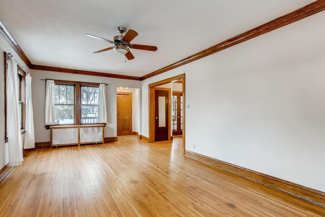 Living - HUGE 6 BEDROOM WITH 2 BONUS ROOMS: office, study rooms, dens House