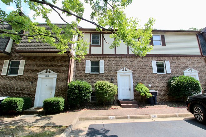 front - Off Campus Home - 5 bedroom - 3 bath townhome for rent