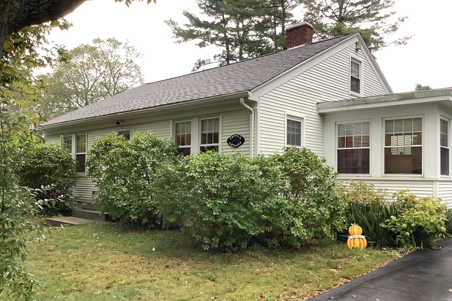 43 Old Westport Rd, Dartmouth - Two bedroom furnished cottage, & internet, den/office, off street parking, 1 mile from UMass campus. House