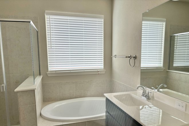 Primary bedroom en-suite with garden tub and separate shower - 4 BD Townhome