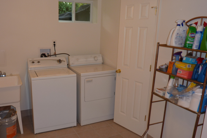 Laundry facility - 3-bedroom 2 baths apartment unit: roommate needed. 1.3 miles to UMD.