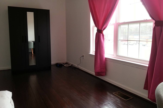 bedroom - Big, Beautiful Bedroom in a SFH near UMD (Riverdale) House