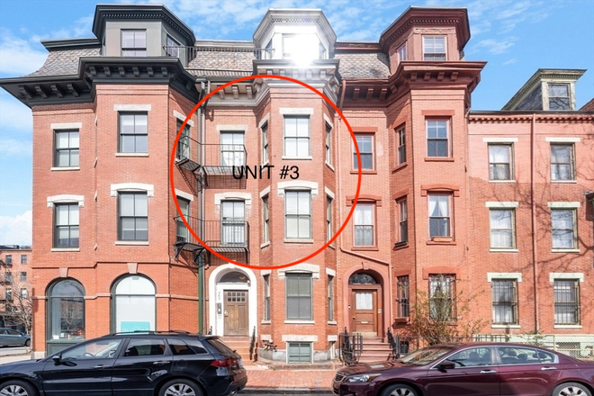 Street View - Room with queen bed and lots of storage, 5 min walk from campus and orange/green lines