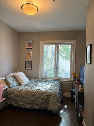 Bedroom 1- won't let us add more than 6 photos so reach out if you want more photos/videos/information!! - SPRING SEMESTER SUBLET AVAILABLE (2 ROOMS IN A 4BD/2BATH NEAR CAMPUS!!)