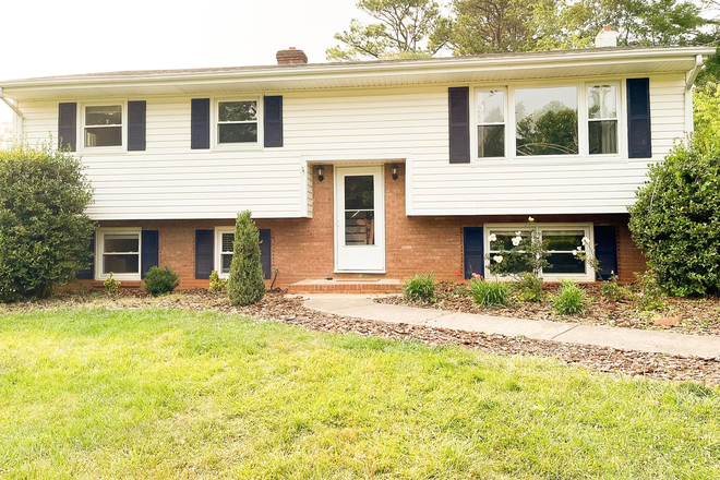 Outside pic of the front of the house - House about a 15 minute drive to liberty, Walmart, bojangles, Taco Bell are 3 mins away