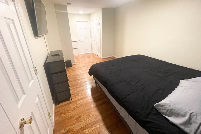 E - Large Furnished Bedrooms for Rent in Renovated House - Walk to the Metro in Minutes!