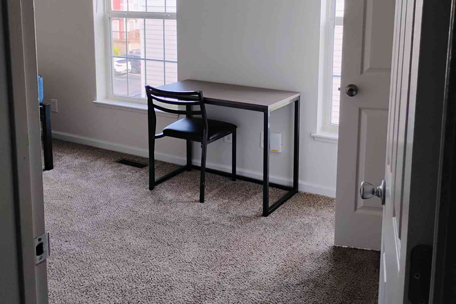 Bedroom, furnished with desk and chair - RedPoint Apartments