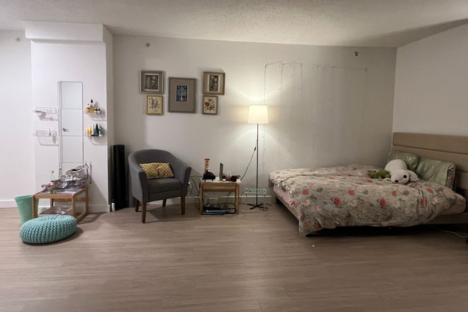 Bedroom fits bed, desk/chair, as well as additional furniture (couch, side tables, etc.). Can be rearranged to accommodate 2 people. - J Vue at the LMA / 10-15 minute commute to campus