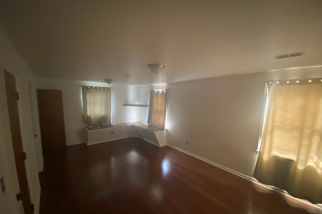 Bedroom - Large Bedroom available for rent in 5B2B house close to campus