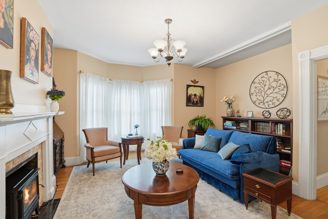 Living room - Premium 5BR/3BA Steps from Brown University House