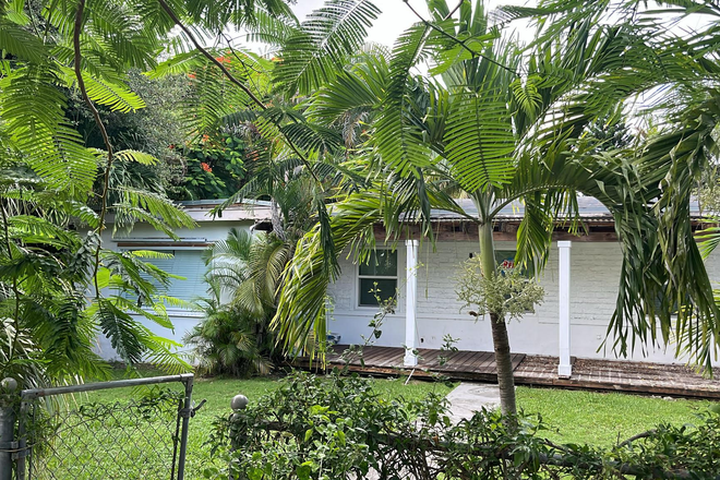 Front porch - 4/3 house , only 5 blocks from Campus.