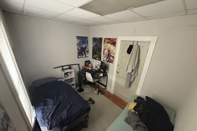 Bedroom - Small private bedroom close to JFK/UMass