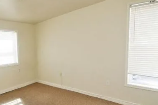 Bedroom - $775/month for 1 Bed, $1550 for 2 Beds Summer Sublease in 2Bed/1Ba Townhouse Apartment