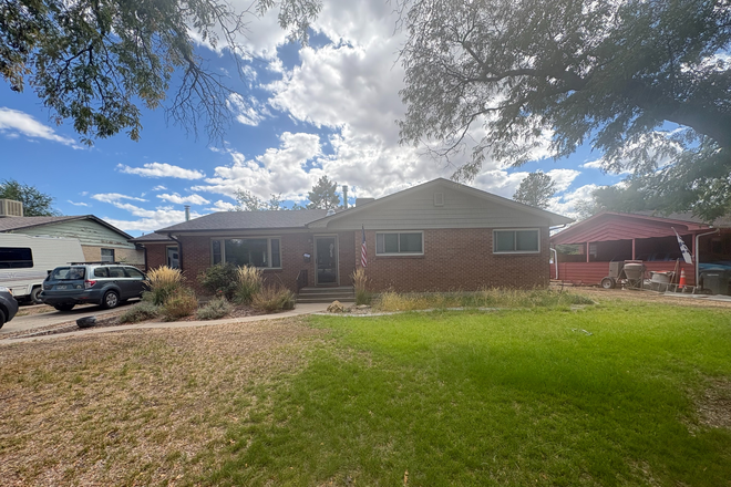 3 bedroom, 1.5 bath, open kitchen and living area, quiet neighborhood right next to Sherwood park and across from Grand Junction High School - Sherwood Park- 2 beds Available