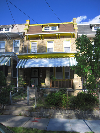 Front Exterior - Cozy Comfort Basement Apartment, 9th St. NW Close to HU Campus