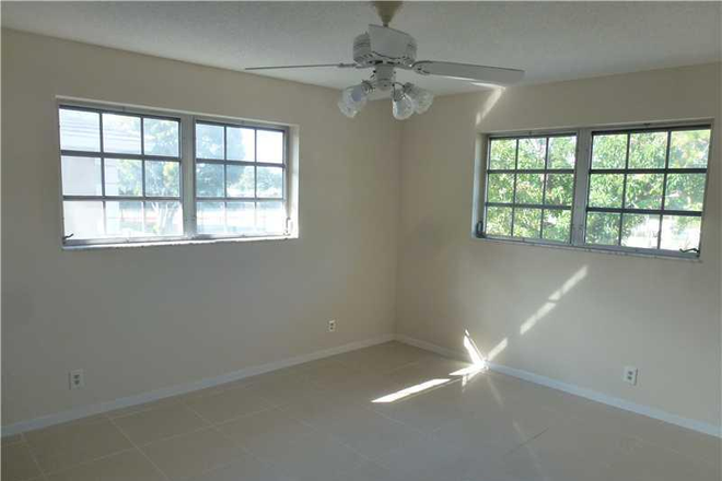 MASTER ROOM FOR RENT - SEEKING ROOMMATE PREFERRED STUDENT Townhome