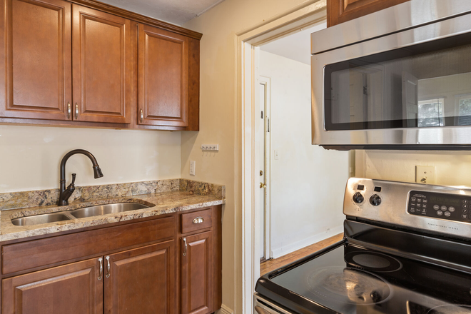 kitchen - Charming 3 Bed 1 Bath close to campus Apartments