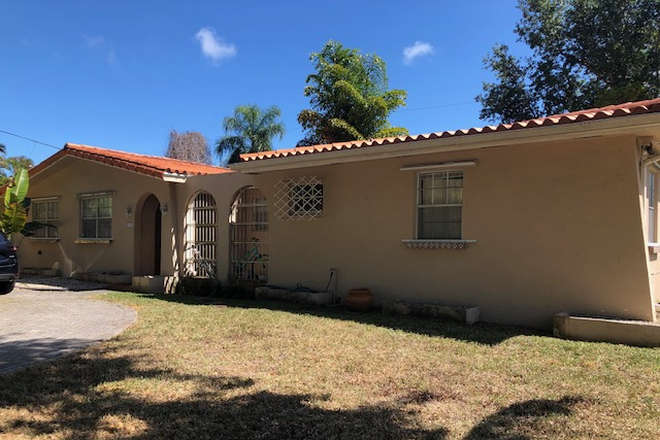 1540 Baracoa Ave House - 1540 Baracoa Ave Coral Gables 33134.  Just 2 blocks from the  University of Miami.