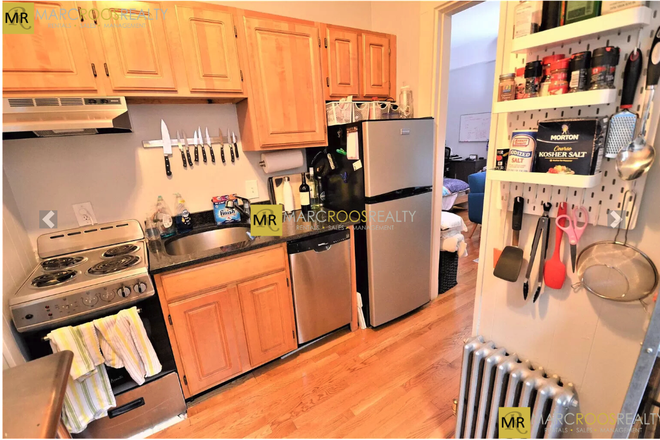 Kitchen - Huge Beacon St Studio. Kenmore Sq