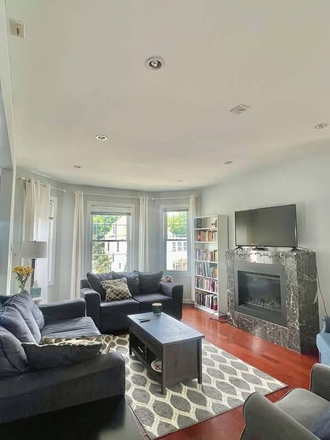 living room - 4 bedroom 2 bath walking distance to campus Apartments