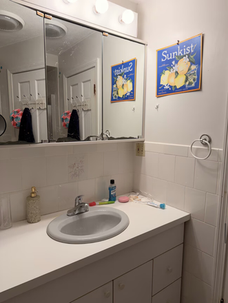 - - WELL PRICED 4 BED 2 BATH NEAR TUFTS Apartments