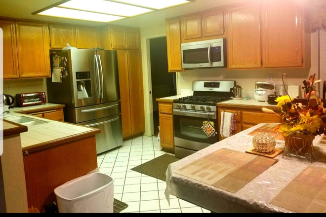 kitchen - 1 ROOM FOR RENT FOR MALE STUDENTS $975.00- CLOSE TO UCR ; FREE INTERNET/OWN BATHROOM House