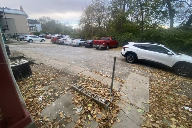 Back lot parking - Furnished Bedroom Available in Student Home – Free Parking + Laundry