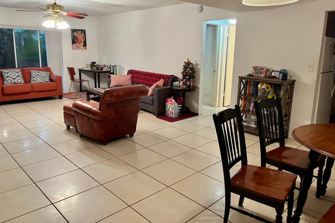 Living room - Apartment, close to metrorail and UM campus