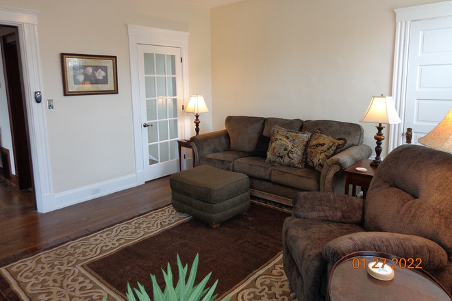 Comfortably furnished. - Lg, furn 1-2 BR. Gar. Yard. Balc. Near restaurants.  Util, wifi incl. Near bus. 15 min to UC/XU Duplex