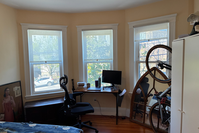 Bedroom facing south - Bright and spacious sublet in Inman Square (June-Sep, dates flexible) Apartments