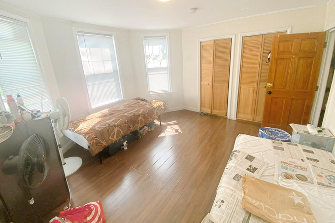 1 - For Rent: 5‑Bedroom / 2‑Bath, Top‑Floor Apartment in Mission Hill