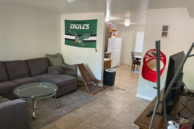Living room - 2 Rooms Available in 3-Person Unit on The Hill – 5 Min Walk to CU Boulder