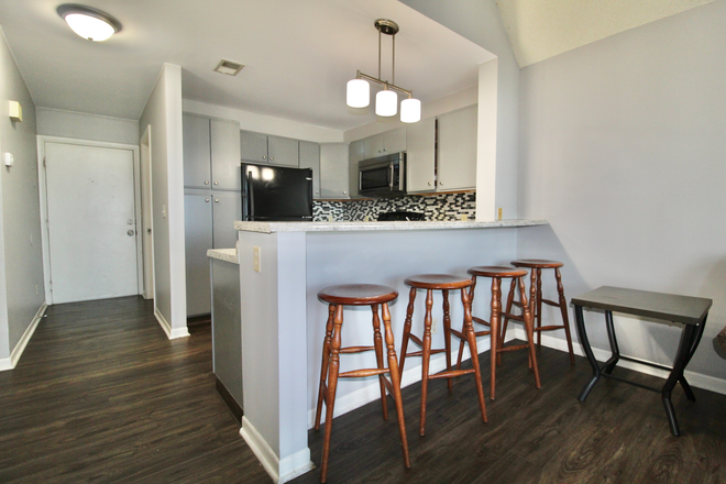 Kitchen - Hunters Ridge - 5 bedroom - 3 bath loft apartment for rent!