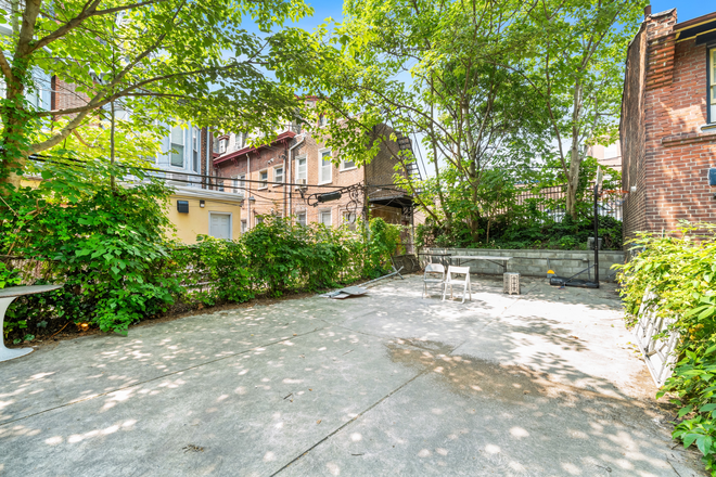 large backyard space - 4111 Locust St - 7bed/3ba Victorian Townhome